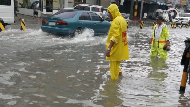 PARALYZED. Parts of Metro Manila are on stand-still due to heavy flooding in many roads. Photo by Ricky Torre/Rappler