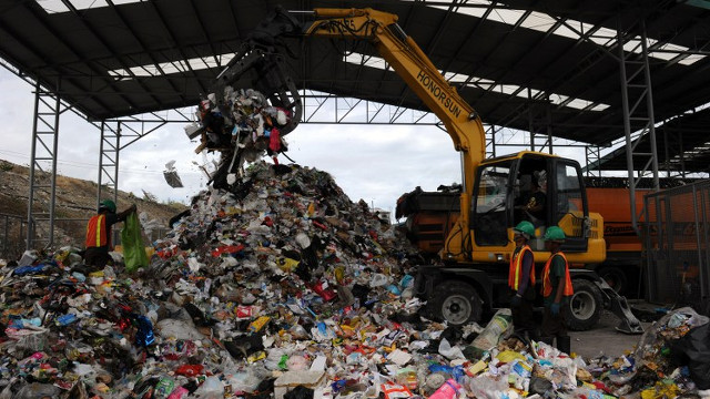 PILING UP. The Payatas landfill in Quezon City is one of the many garbage facilities vulnerable to storms and flooding. Photo from AFP/Ted Aljibe