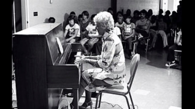 'WHEREVER THEY HAD A PIANO, I PLAYED IT.' McPartland before schoolchildren. YouTube grab from Sisifo JazzCat