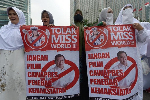 'REJECT' MISS WORLD. Indonesian Muslim protesters hold banners that read 'Reject Miss World' during a protest in Jakarta on September 3, 2013. AFP/Adek Berry