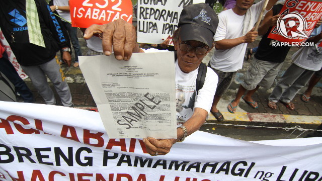 A HOAX. Despite the jumpstarting of the Hacienda Luiisita land distribution by the Department of Agrarian Reform, farmers protested in front of the Supreme Court on August 27, calling the process a hoax. Photos by Arcel Cometa