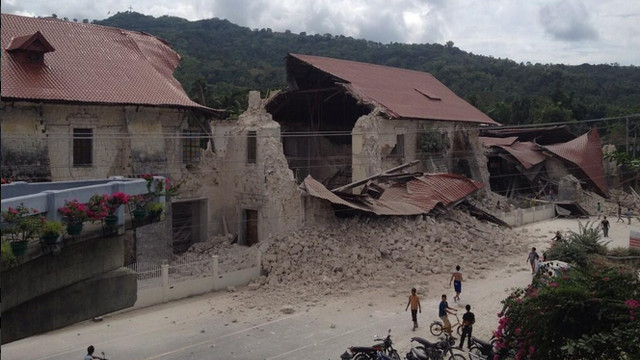 LOBOC. A 400-year-old structure of the San Pedro Church in Loboc, Bohol, collapses after a 7.2 magnitude earthquake hit Bohol, Cebu and other parts of Visayas and Mindanao. Photo by Robert Michael Poole