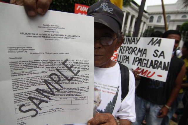NOT SATISFIED. Protesters at an August 27 rally claim the DAR's implementation of land reform in Hacienda Luisita does not live up to the landmark April 24, 2013 Supreme Court ruling. Photo by Arcel Cometa