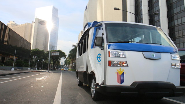 DRIVING CHANGE. A COMET e-shuttle drives through the streets of Makati City. Photo courtesy of GET Philippines