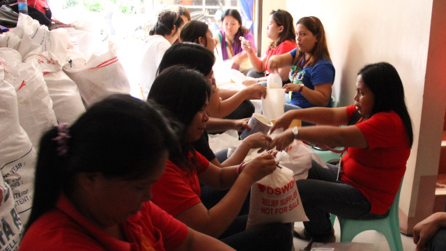 SENDING RELIEF. The Department of Social Welfare and Development needs more volunteers to help pack relief goods for victims of Super Typhoon Yolanda. Photo courtesy of DSWD