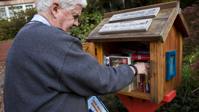 BOOK LENDING KIOSK. 'Small libraries' have flourished in Washington, DC ,encouraging people to read. AFP PHOTO/Mandel NGAN