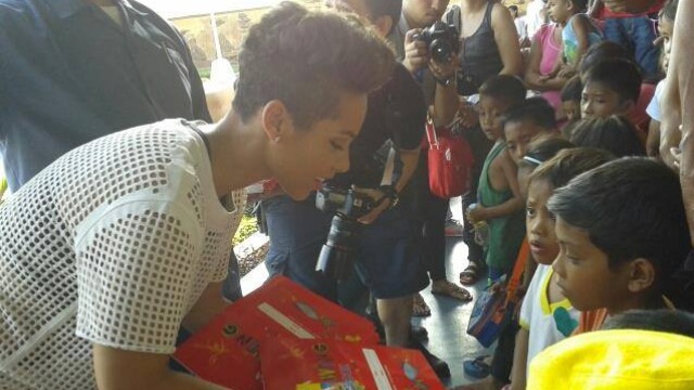 GIRL ON FIRE. Alicia Keys keeps the flame going for Filipinos affected by typhoon Haiyan. Photo from PIA-NCR Facebook
