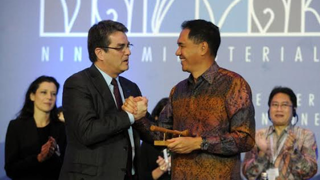 MILESTONE AGREEMENT. Indonesia's Trade Minister Gita Wirjawan (right) shakes hands with World Trade Organization (WTO) Director General Roberto Azevedo after the final agreement before the closing ceremony of the WTO conference in Nusa Dua, Indonesia. Photo from Agence France-Presse/Sonny Tumbelaka