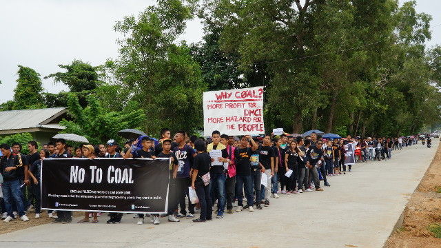 'NO TO COAL.' Residents and students in Aborlan, Palawan protest the proposed coal plant to be built by DMCI Power Corporation. Photo courtesy of WWF-Philippines