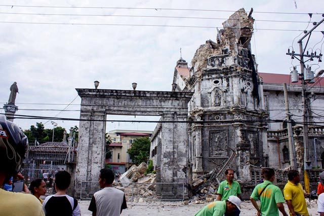 RUINS. The Visayas earthquake reduces Santo Niño Cathedral in Cebu to ruins. Photo from EPA/Romaldo Mico Solon