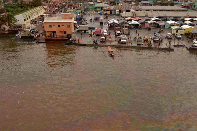 RED SLICK. Half a million liters of oil stained Manila Bay and adversely affected the fishing industry in Cavite towns. Photo from EPA