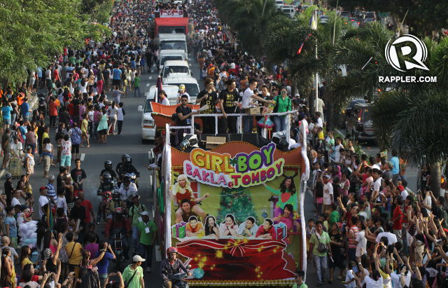 FANDOM. A sea of people gather for the annual MMFF Parade of stars. Photo by Jose Del