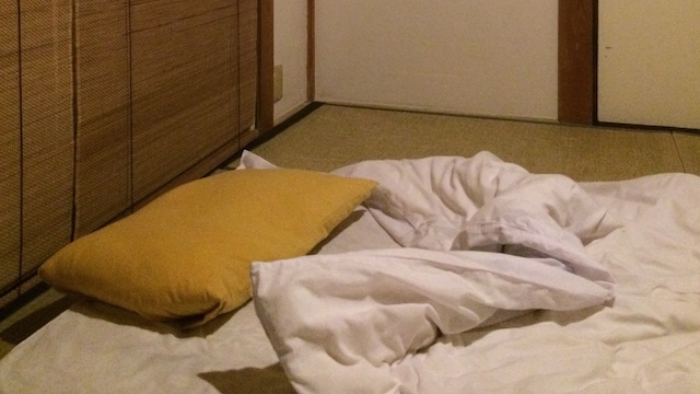 FUTON YANG EMPUK. Tidur di kamar tatami menjadi pengalaman yang menarik.