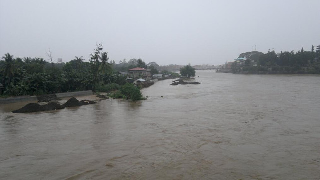 RISING RIVER. Communities are evacuated as the Cagayan de Oro river rises due to heavy rainfall. Photo by Willy Mostrales