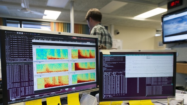 CLOSE WATCH. Computer screens show seismic activity from the Bardarbunga volcanic eruption at the Icelandic met office in Reykjavik on August 23, 2014. Halldor Kolbeins/AFP