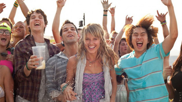 THE GREAT OUT-HOARSE. Miles Teller, Skylar Astin, Sarah Wright and Justin Chon yell like hell