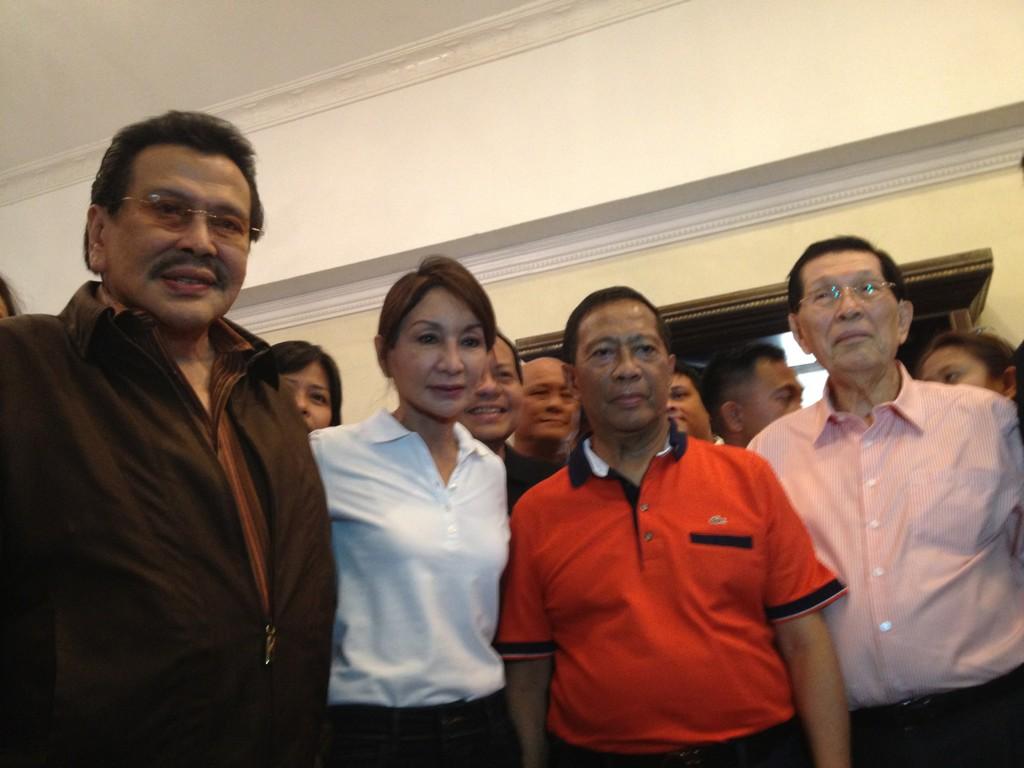 UNA SUPPORT. Former President Joseph Estrada (L), Vice President Jejomar Binay (2nd R) and Senate President Juan Ponce Enrile (R) face the media with suspended Cebu Governor Gwen Garcia (2nd L) at the Cebu Provincial Capitol, December 23, 2012. All are members of the United Nationalist Alliance (UNA). Photo courtesy of Mike Acebedo Lopez