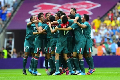 Mexico football players celebrate winning the men's football final match between Brazil and Mexico at Wembley stadium in London during the London Olympic Games on August 11, 2012. AFP PHOTO / MARTIN BERNETTI