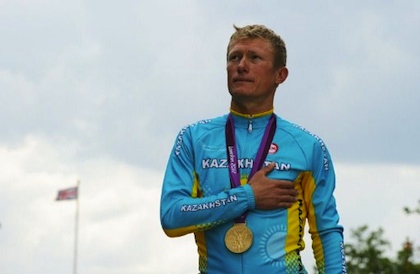 Alexandre Vinokourov of Kazakhstan wears his gold medal on the podium after winning the men's road race cycling event at the 2012 Olympic Games in London on July 28, 2012. AFP PHOTO / CARL DE SOUZA