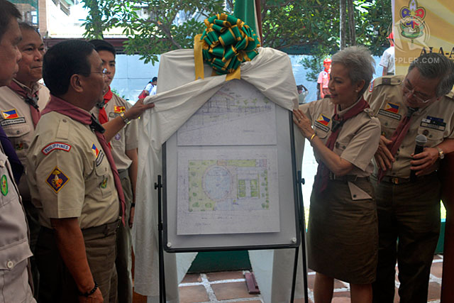 UNVEILED. Vice President Jejomar Binay and officers of the 11th World Jamboree Memorial Foundation unveil the plans for the Scout Memorial Hall and Wall of Remembrance at the North Cemetery in Manila. Photo by Rappler/Leanne Jazul
