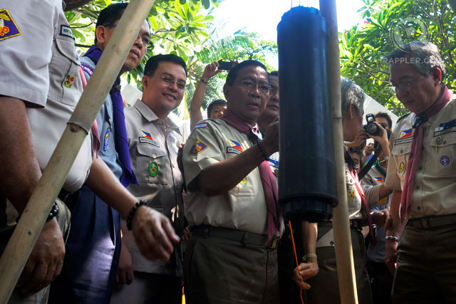 TIME CAPSULE. Vice President Jejomar Binay lowers the time capsule in the cornerstone of the planned Scout Memorial and Wall of Remembrance at the North Cemetery in Manila. Photo by Rappler/Leanne Jazul