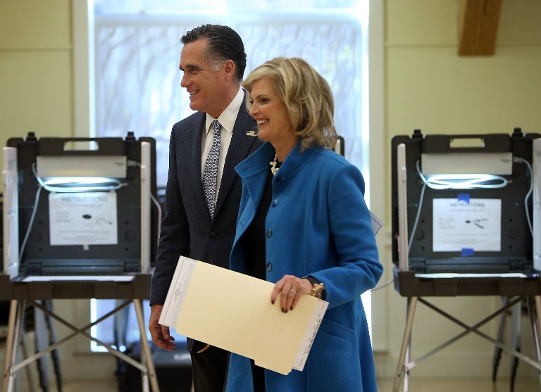 UNITED STATES, Belmont : BELMONT, MA - NOVEMBER 06: Republican presidential candidate, former Massachusetts Gov. Mitt Romney and his wife Ann Romney prepare to cast their ballots at Beech Street Center on November 6, 2012 in Belmont, Massachusetts. As Americans are heading to the ballots, polls show that U.S. President Barack Obama and Republican presidential candidate Mitt Romney are in a tight race. Justin Sullivan/Getty Images/AFP