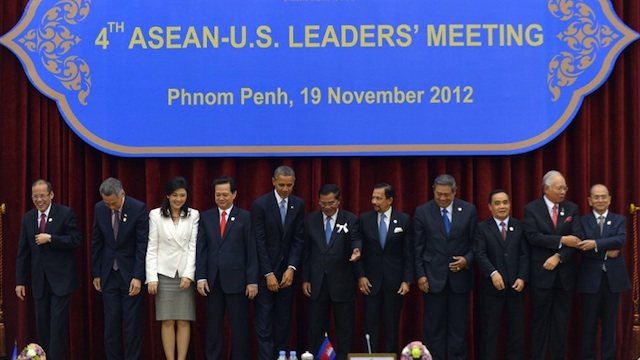 ASEAN-U.S. LEADERS. The "family photo" of the Association of Southeast Asian Nations (ASEAN) and US summit at the Peace Palace in Phnom Penh on November 19, 2012. From left: Philippine President Benigno Aquino, Singapore Prime Minister Lee Hsien Loong, Thai Prime Minister Yingluck Shinawatra, Vietnamese Prime Minister Nguyen Tan Dung, US President Barack Obama, Cambodian Prime Minister Hun Sen, Brunei Sultan Hassanal Bolkiah, Indonesian President Susilo Bambang Yudhoyono, Laos Prime Minister Thongsing Thammavong, Malaysian Prime Minister Najib Razak and Myanmar President Thein Sein. AFP PHOTO/Jewel Samad
