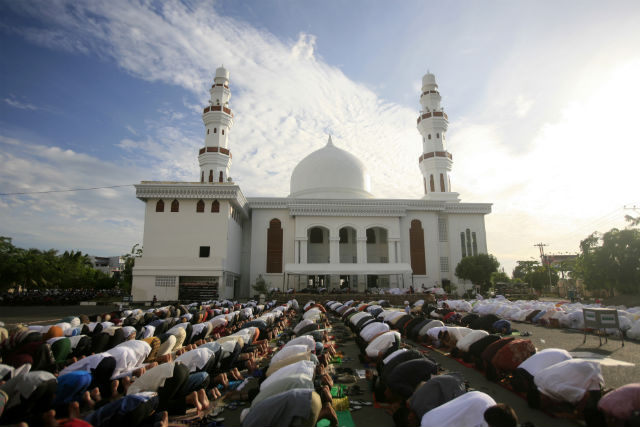PRAYERS. Muslims attend mass prayers marking the end of the fasting month of Ramadan outside a mosque in Banda Aceh, Indonesia, on July 28, 2014. Photo by EPA
