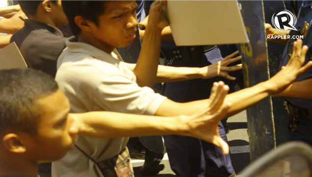POLICE RESISTANCE. Youth activists in the middle of confrontation with police authorities. Photo by Rafael Ligsay