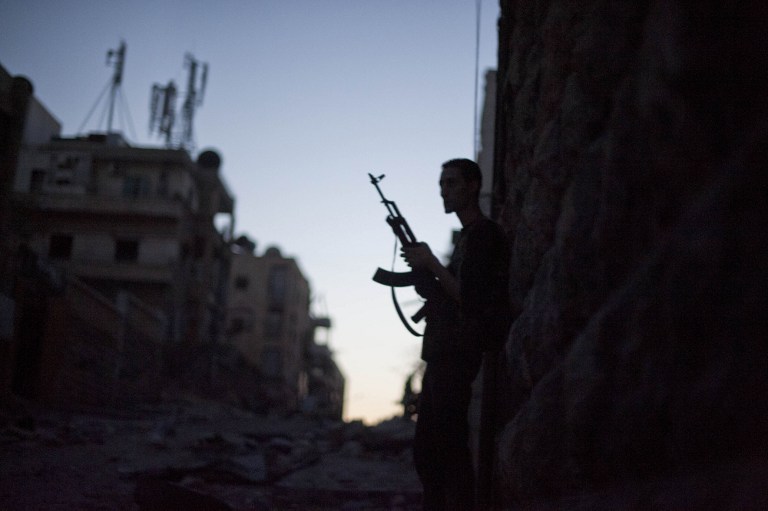 ALERT IN ALEPPO. A fighter with the Free Syria Army (FSA) holds his weapon during heavy clashes with government forces in Izza neighborhood of the embattled northern city of Aleppo on September 9, 2012. AFP PHOTO/ZAC BAILLIE