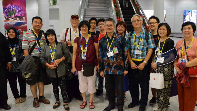 HELLO PHILIPPINES. Capt. Manuel Vergara, some members of his family, and other Malaysian tourists pose for a photo with Philippine Ambassador to Malaysia J Eduardo Malaya upon their arrival at NAIA 3. Photo provided by the Department of Foreign Affairs