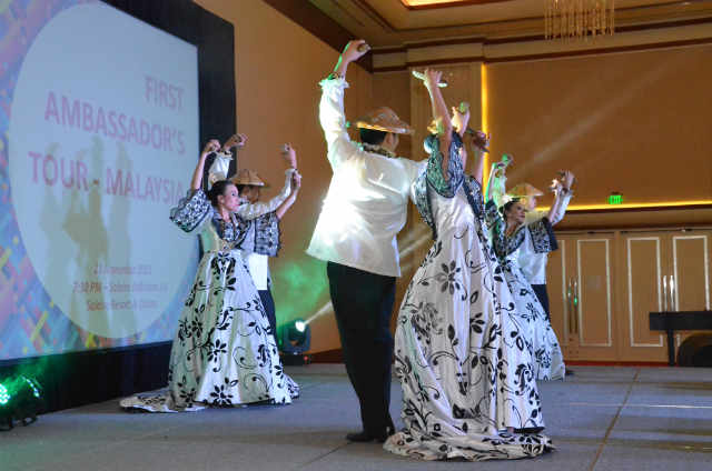 CULTURE. The Sindaw Philippines Performing Arts Guild showed 112 Malaysian tourists Philippine traditional dances. 