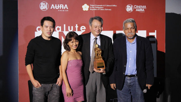 GAWAD LINO BROCKA AWARDEE. Lee is given the honor by Brillante Mendoza, 'Ilo Ilo' actress Angeli Bayani and Tikoy Aguiluz