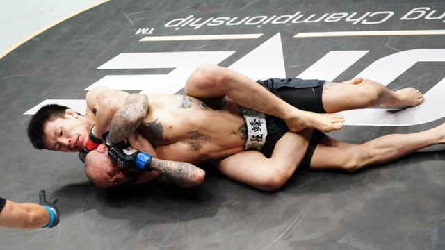 FROM BEHIND. Aoki ended Boku's reign with a rear-naked choke. Photo by ONE FC. 