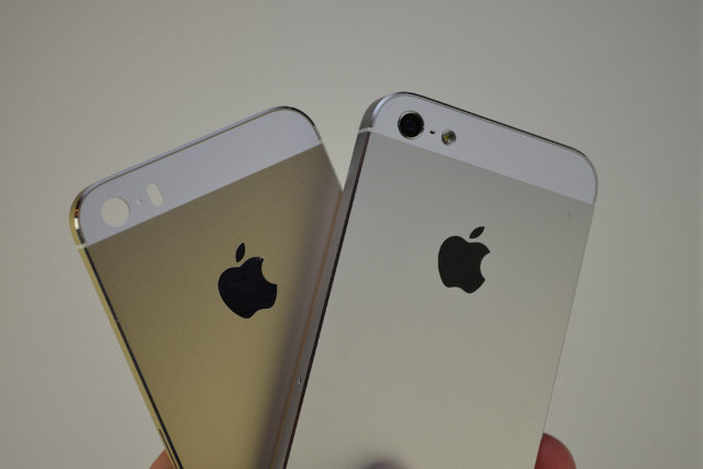 CHAMPAGNE GOLD. SonnyDickson.com teases potential pictures of an iPhone 5S in champagne gold coloring. Image from http://sonnydickson.com/2013/08/31/our-best-pictures-yet-of-the-champagne-iphone-5s/