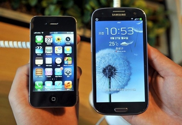 RIVALS. Apple and Samsung products battle for profits and being "cool." Photo by AFP
