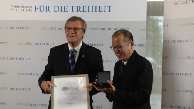 FREEDOM MEDAL. Dr. Wolfgang Gerhardt, Chairman of the Friedrich Naumann Foundation for Freedom, awards the Freedom Medal to President Benigno S. Aquino III. Photo from FNF