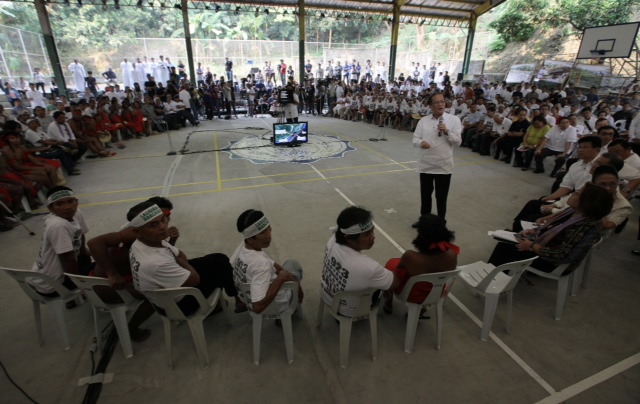DIALOGUE. President Aquino speaks to the Casiguran Marchers. Photo by Jay Morales of the Malacañang Photo Bureau