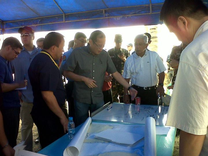President Benigno S. Aquino III presides over a briefing for the rescue operations launched in search of Secretary of the Interior and Local Government Jesse Robredo. Photo courtesy of the Official Gazette.