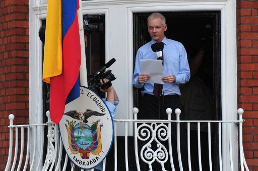 Wikileaks founder Julian Assange addresses on August 19, 2012 the press and his supporters from the balcony of the Ecuadorian Embassy in London. AFP PHOTO /CARL COURT