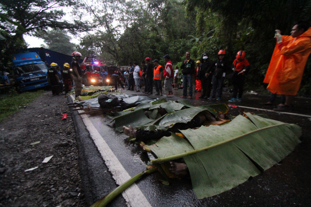 PILE-UP. 19 people were on the spot dead in a road accident in Atimonan, Quezon on Saturday October 19. All photos by Jose Del