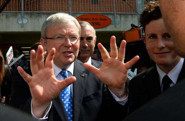 AUSTRALIAN ELECTIONS. Australian Prime Minister Kevin Rudd (L) gestures as he speaks to students from St Edward's College in Gosford on New South Wales' Central Coast, September 6, 2013, as a new poll shows he is heading for an election wipe-out. AFP PHOTO/William WEST