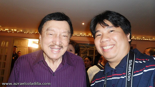 THERE'S ALWAYS REASON TO laugh. Blogger Azrael Colladilla wih Dolphy in 2009. The Comedy King was already ailing with COPD, but still managed to make the reporters laugh. Photo from Azrael Colladilla.