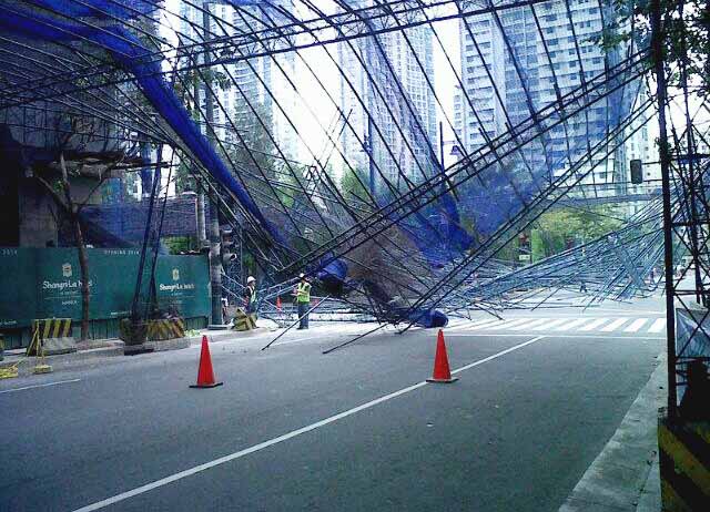 COLLAPSED. 3 construction workers sustain injuries in an incident at the Shangri-la Hotel BGC construction site. Photo by Bea Agojo (@beaAgojo)
