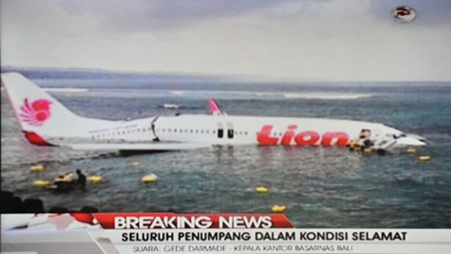 CRASH. This television grab taken from Indonesia's TV One on April 13, 2013 shows a Lion Air Boeing 737 jet that overshot the runway during landing, sitting in the water at Bali's international airport near Denpasar. Photo by AFP