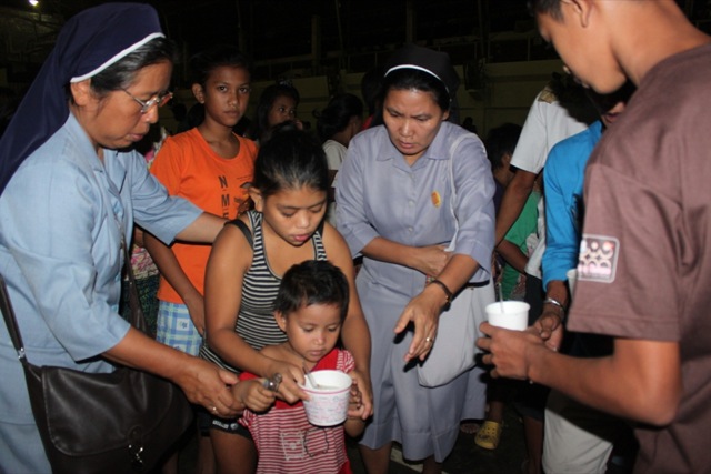 COMMUNITY HELP. A community kitchen at the University of Mindanao Matina Gym organized by BALSA Mindanao feeds 400 children in flood-stricken Matina Grabahan.