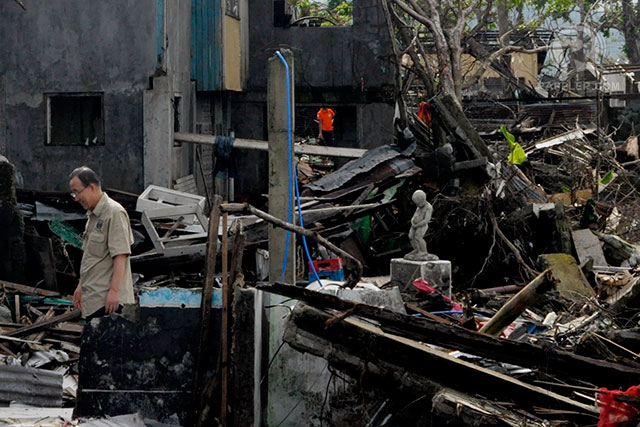 DESTRUCTION. UN Secretary-General Ban Ki-moon sees for himself the devastation in Tacloban. Photo by LeAnne Jazul/Rappler