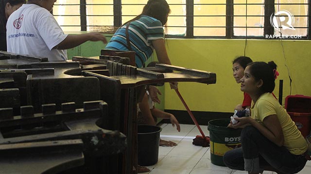 CLEAN UP. Parents join the clean up at the Commonwealth Elementary School in Quezon City. 