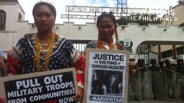PROTEST. B'laan women protest the killing of a B'laan family on October 18. Photo by Voltaire Tupaz 