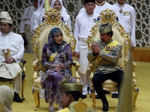 ROYAL PARENTS. Brunei's Sultan Haji Hassanal Bolkiah (R) and Queen Raja Isteri Pengiran Anak Hajah Saleha attend a September 19 ceremony ahead of the Royal Wedding of their daughter.